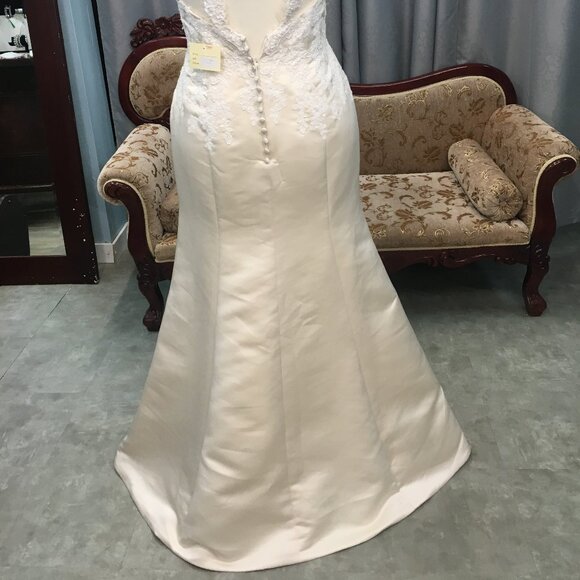 NEW Satin and Lace Wedding Dress, Ivory Mermaid Fit & Flare Sexy, Eyelash straps - Picture 8 of 10